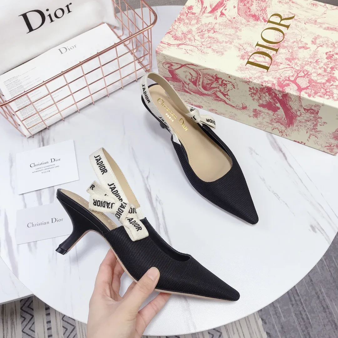 👟👟Ex-factory price 480👟👟Special material👟👟Ex-factory price 400👠👠🌞🌞 🌞🌞 Dior’s popular sandals are new🔥 🔥 The year’s most popular internet celebrities and celebrities have the same style💁 💁. The fabric is imported; calf patent leather (special material), the lining and feet are made of calf leather lining🐑. Original molded heel, heel height 10Cm 6.5cm💘, flat bottom 1.5cm, original molded metal outsole with five-pointed star LOGO mark🌞🌞. Original bow, 💅 Italian leather outsole. 👄💋 Full set of packaging (clamshell box, cloth bag, card, invoice, one-to-one wrapping paper) 34 40 41 customized
